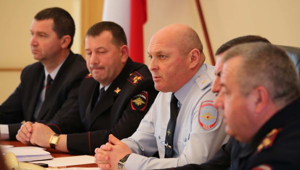 Министр внутренних дел по Республике Крым Сергей Абисов (в центре)