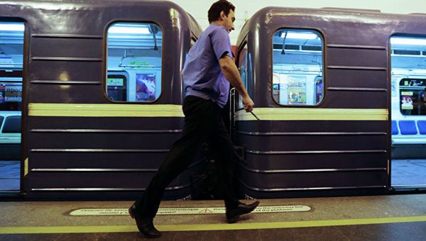 Машинист обходит состав на станции метро в Санкт-Петербурге. Архивное фото
