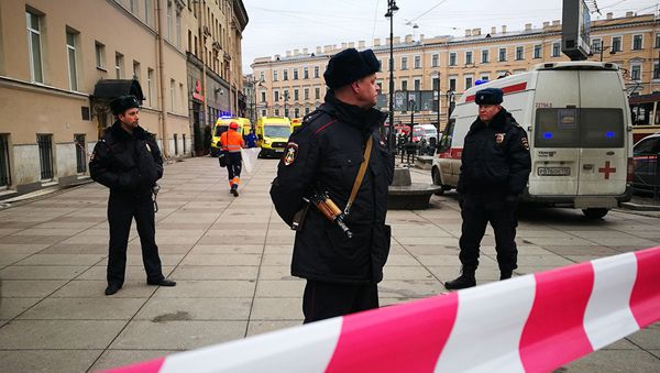 Полицейские у станции метро Сенная площадь в Санкт-Петербурге