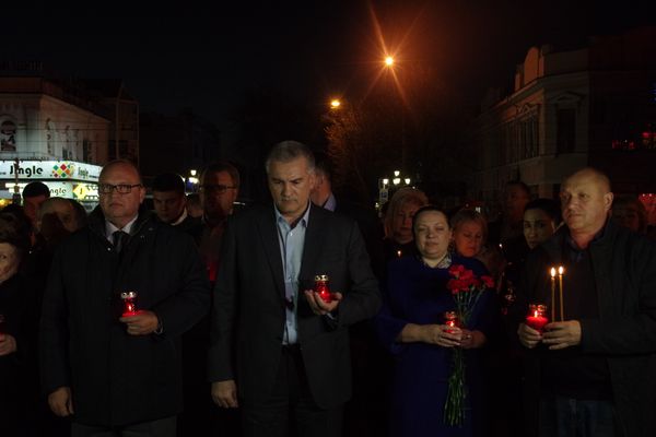 Глава Крыма Сергей Аксенов (в центре), глава администрации Симферополя Геннадий Бахарев приняли участие в акции памяти в связи с трагическими событиями в Санкт-Петербурге, которая прошла в Симферополе