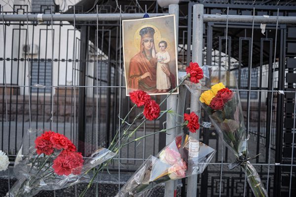 Люди несут цветы к посольству России в Киеве в память о погибших в результате взрыва в метро в Санкт-Петербурге