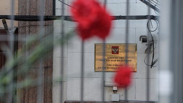 Люди несут цветы к посольству России в Киеве в память о погибших в результате взрыва в метро в Санкт-Петербурге