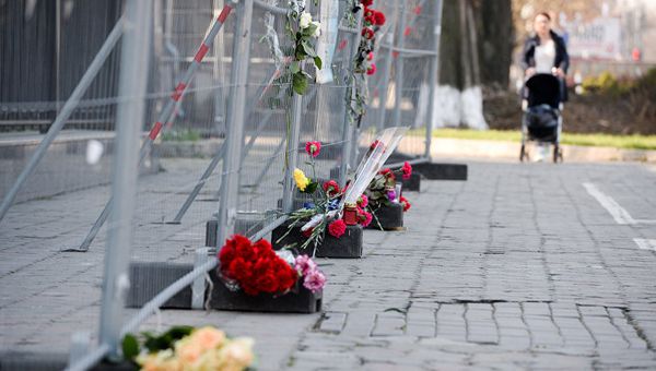 Люди несут цветы к посольству России в Киеве в память о погибших в результате взрыва в метро в Санкт-Петербурге