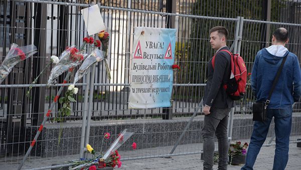 Люди несут цветы к посольству России в Киеве в память о погибших в результате взрыва в метро в Санкт-Петербурге