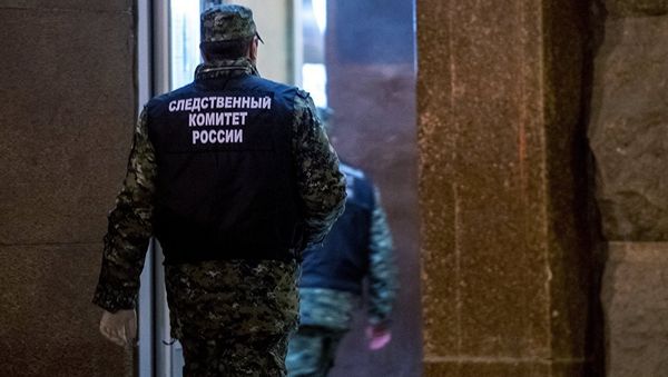 Сотрудник следственного комитета России у входа в вестибюль станции метро Технологический институт в Санкт-Петербурге