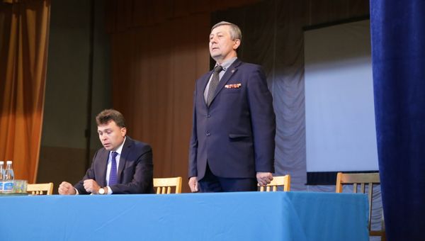 Заместитель председателя Совета министров Республики Крым Игорь Михайличенко (слева) представил нового командира полка Народного ополчения Крыма Сергея Димова (справа)
