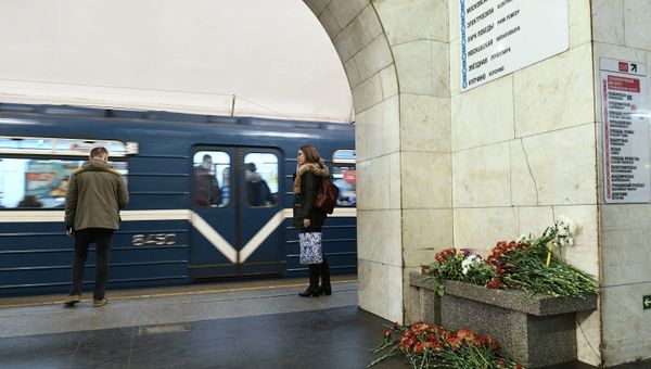 Цветы на станции метро Технологический институт в Санкт-Петербурге, где 3 апреля 2017 года произошел взрыв