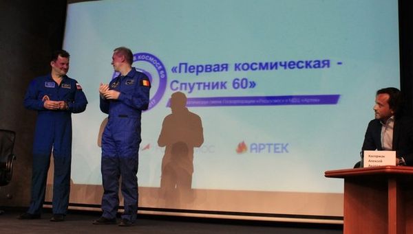 Участники Первой международной смены Роскосмоса СПУТНИК-60, которая стартовала в Международном детском центре Артеке, встретились с космонавтами – Героем России Романом Романенко и руководителем Европейского центра подготовки астронавтов Франком де Винне Участники Первой международной смены Роскосмоса СПУТНИК-60, которая стартовала в Международном детском центре Артеке, встретились с космонавтами – Героем России Романом Романенко и руководителем Европейского центра подготовки астронавтов Франком де Винне