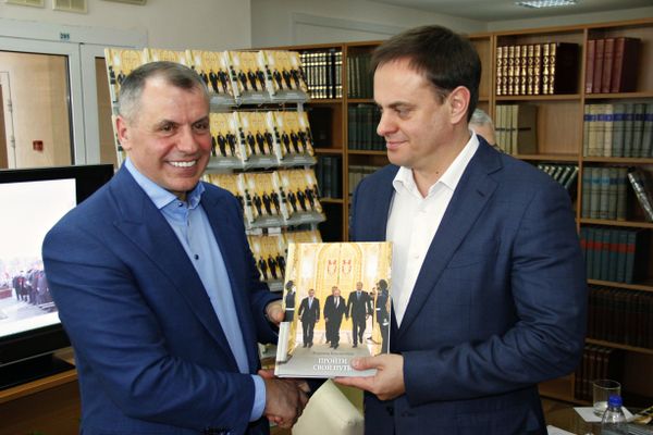 Председатель Государственного Совета Республики Крым Владимир Константинов (слева) дарит свою книгу Пройти свой путь руководителю регионального подразделения МИА Россия сегодня в Симферополе Вадиму Волченко Председатель Государственного Совета Республики Крым Владимир Константинов (слева) дарит свою книгу Пройти свой путь руководителю регионального подразделения МИА Россия сегодня в Симферополе Вадиму Волченко
