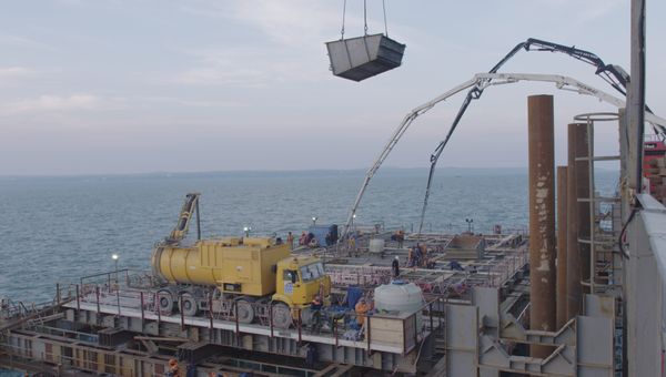 Строители начали бетонировать фарватерные опоры моста через Керченский пролив Строители начали бетонировать фарватерные опоры моста через Керченский пролив