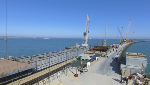 Строители начали бетонировать фарватерные опоры моста через Керченский пролив