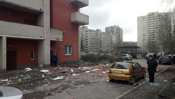На месте обрушения стены на жилого дома на проспекте Солидарности в Санкт-Петербурге. 6 апреля 2017 года