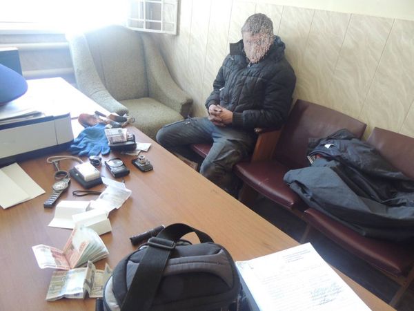 В Джанкое задержали граждан, укравших 1,2 млн руб и фототехнику
