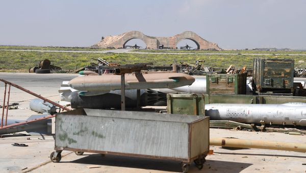 Последствия ракетного удара США по авиабазе в Сирии