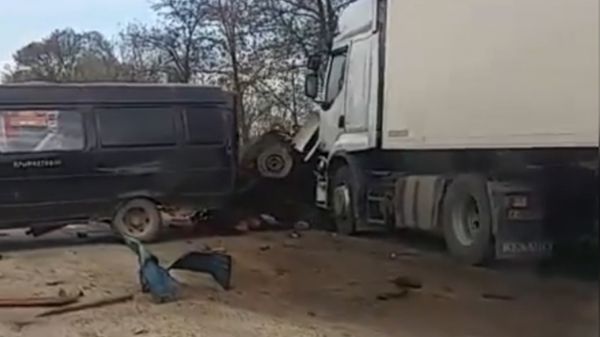 ДТП на бахчисарайской трассе: фура протаранила рабочую машину Крымавтодора