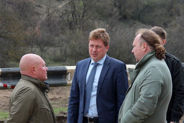 Врио губернатора Севастополя Дмитрий Овсянников осмотрел ход дорожных работ на разрушенном оползнем участке трассы Севастополь-Симферополь 