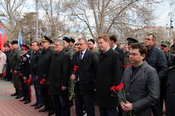 Митинг в Севастополе в память о жертвах теракта в метро Санкт-Петербурга