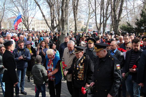 Митинг в Севастополе в память о жертвах теракта в метро Санкт-Петербурга