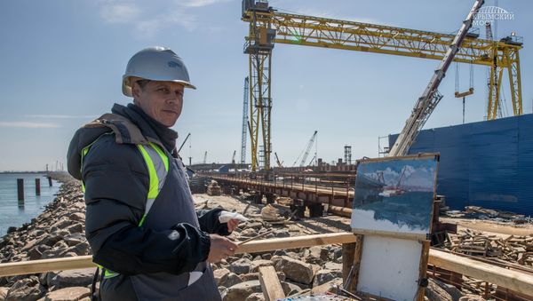 Крымские художники провели пленэр на площадке строительства моста через Керченский пролив