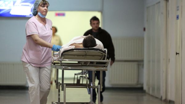 Сотрудница транспортируют пациента в НИИ скорой помощи имени И.И. Джанелидзе в Санкт-Петербурге