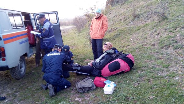 В Алуште спасатели спустили с горы травмировавшегося парапланериста
