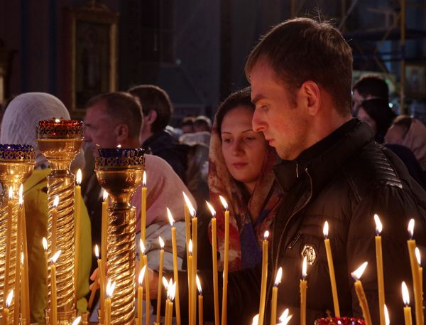 Пасхальное ночное богослужение в Петро-Павловском кафедральном соборе в Симферополе