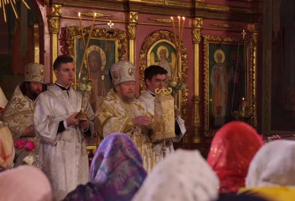 Пасхальное ночное богослужение в Петро-Павловском кафедральном соборе в Симферополе