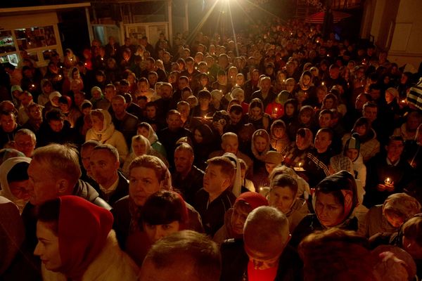 Пасхальный Крестный ход возле Петро-Павловского кафедрального собора в Симферополе