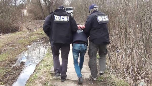 Сотрудники ФСБ задерживают одного из организаторов террористического акта в метро Санкт-Петербурга Аброна Азимова