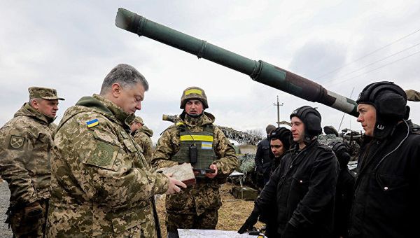 Президент Украины Петр Порошенко во время рабочей поездки в Луганскую область