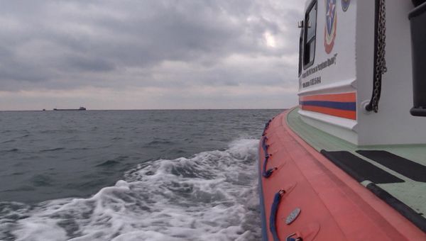 В Черном море и на береговой линии идут поиски моряков с затонувшего в Черном море сухогруза