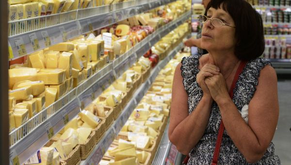 Покупатели у прилавка с сырами