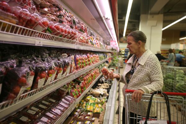 Покупательница в супермаркете