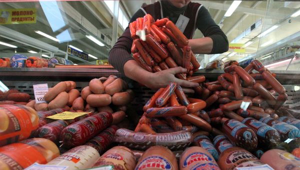 Прилавок с колбасными изделиями в супермаркете