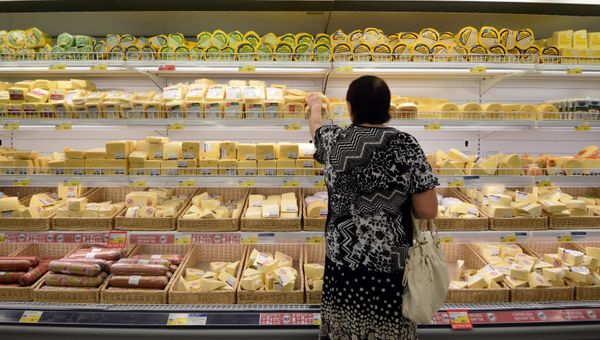 Продажа сыра и колбасных изделий в супермаркете