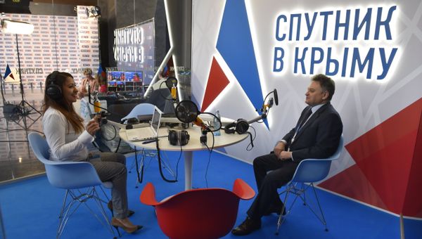 Заместитель министра энергетики России Андрей Черезов в выездной студии радио Спутник в Крыму на ЯМЭФ Заместитель министра энергетики России Андрей Черезов в выездной студии радио Спутник в Крыму на ЯМЭФ