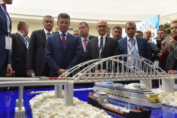Глава Крыма Сергей Аксенов (слева) презентовал вице-премьеру РФ Дмитрию Козаку и первому замглавы администрации Президента РФ Сергею Кириенко (в центре) инвестпроекты, представленные на ЯМЭФ