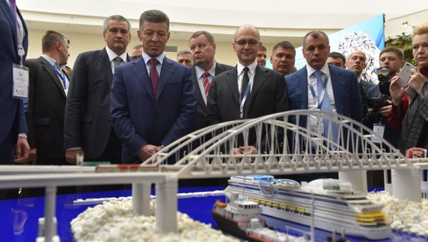 Глава Крыма презентовал вице-премьеру РФ Дмитрию Козаку инвестпроекты, представленные на ЯМЭФ