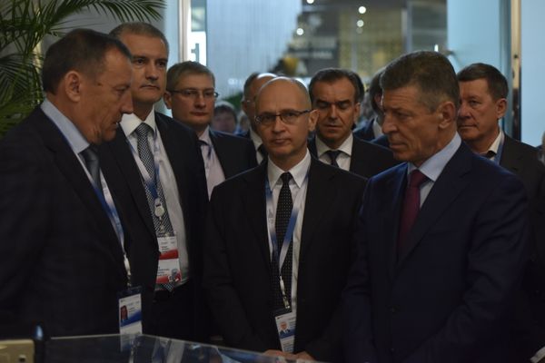 Первый замглавы администрации президента РФ Сергей Кириенко (в центре), вице-премьер РФ Дмитрий Козак (справа) на Ялтинском международном экономическом форуме