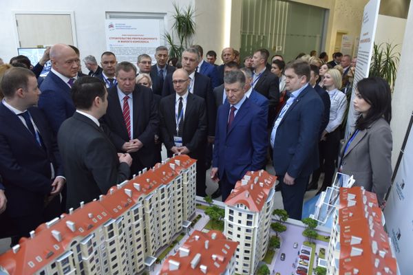 Глава Крыма Сергей Аксенов презентовал вице-премьеру РФ Дмитрию Козаку и первому замглавы администрации Президента РФ Сергею Кириенко инвестпроекты, представленные на ЯМЭФ