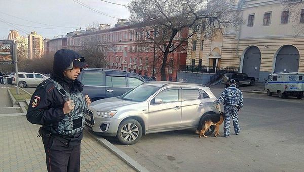 Сотрудники правоохранительных органов на месте нападения на приемную ФСБ в Хабаровске. 21 апреля 2017