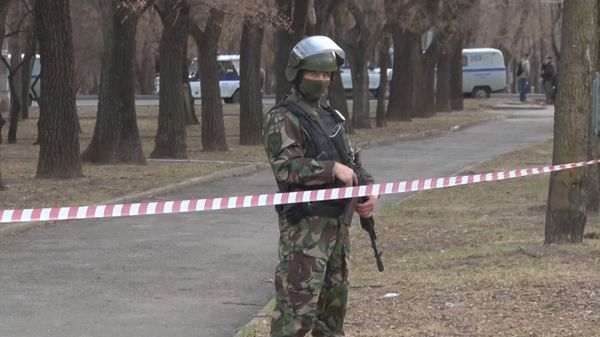 Полицейские оцепили улицу у здания ФСБ в Хабаровске, где произошла стрельба