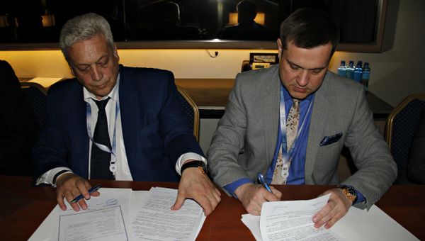 Генеральный директор ООО Карелприродресурс Игорь Ефремов (слева) и президент Союза недропользователей России Дмитрий Сташкив (справа) подписали контракт на поставку нерудных материалов для строительства трассы Таврида