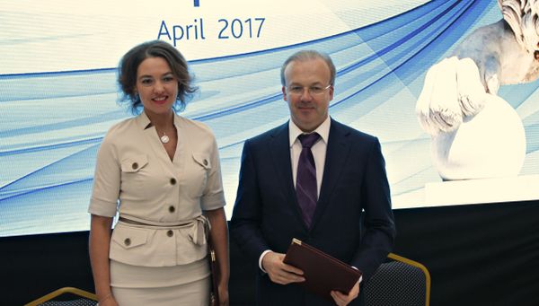 Подписание соглашения между общероссийской общественной организацией Деловая Россия и Вольным экономическим обществом. Вице-президент ВЭО России Маргарита Ратникова и сопредседатель общероссийской общественной организации Деловая Россия, председатель правления Фонда ЯМЭФ Андрей Назаров