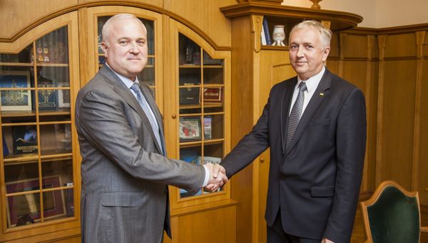 КФУ и Приднестровский государственный университет им. Т.Г. Шевченко подписали соглашение о сотрудничестве КФУ и Приднестровский государственный университет им. Т.Г. Шевченко подписали соглашение о сотрудничестве