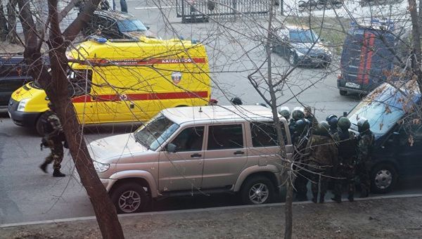 Бойцы СОБРа недалеко от здания приемной Управления ФСБ России по Хабаровскому краю, в котором был открыт огонь по сотрудникам и посетителям. 21 апреля 2017