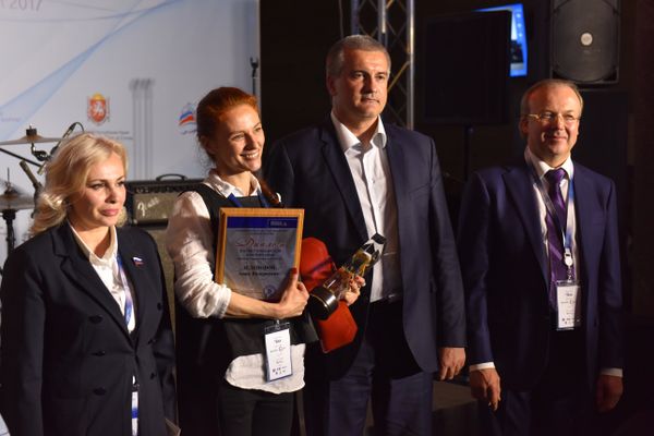 Церемония награждения победителей конкурса Предприниматель года-2016 в рамках III Ялтинского международного экономического форума. Слева направо: член Совета Федерации от Крыма Ольга Ковидити, победитель номинации Женское предпринимательство Анна Зеленова, глава Крыма Сергей Аксенов, сопредседатель ООО Деловая Россия, председатель правления фонда ЯМЭФ Андрей Назаров.