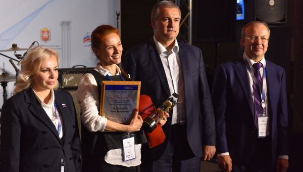Церемония награждения победителей конкурса Предприниматель года-2016 в рамках III Ялтинского международного экономического форума. Слева направо: член Совета Федерации от Крыма Ольга Ковидити, победитель номинации Женское предпринимательство Анна Зеленова, глава Крыма Сергей Аксенов, сопредседатель ООО Деловая Россия, председатель правления фонда ЯМЭФ Андрей Назаров.