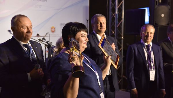 Церемония награждения победителей конкурса Предприниматель года-2016 в рамках III Ялтинского международного экономического форума. Слева направо: член президиума генерального совета ООО Деловая Россия Дмитрий Пурим, глава Крыма Сергей Аксенов, сопредседатель ООО Деловая Россия, председатель правления фонда ЯМЭФ Андрей Назаров.