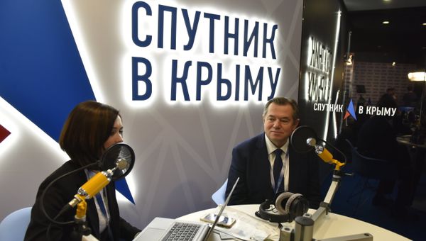 Вице-президент Вольного экономического общества России, академик РАН Сергей Глазьев в выездной студии радио Спутник в Крыму на ЯМЭФ
